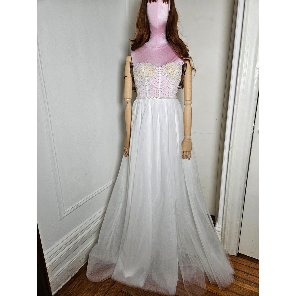 Bridal dress in tulle with embroidered bustier